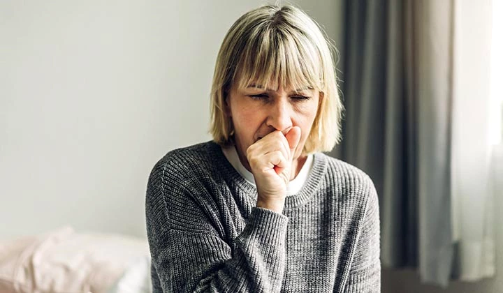 Frau hustet Verschiedene Hustenarten