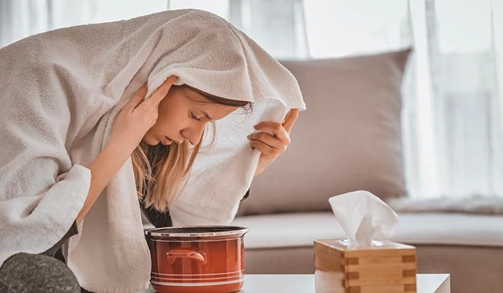 Frau inhaliert Inhalieren bei Reizhusten