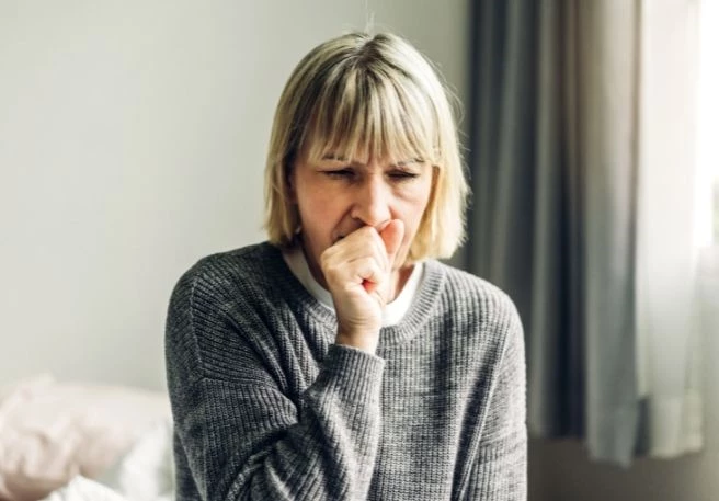 Frau hustet Verschiedene Hustenarten