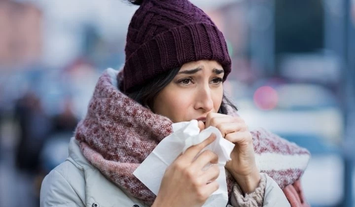 Frau putzt sich die Nase Husten-Ursachen erklärt