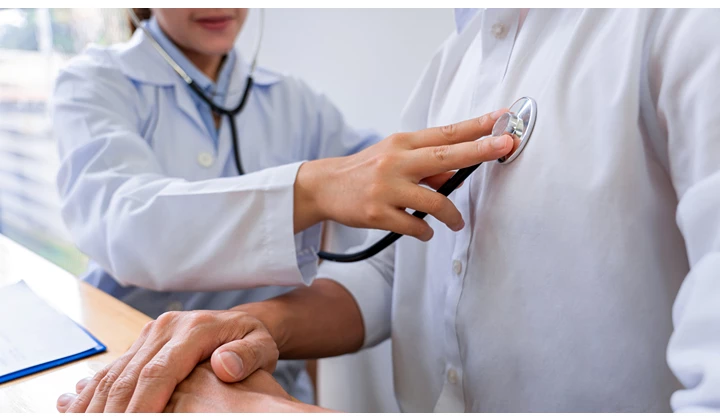 Abhören der Lunge mit Stethoskop Ärztin hört Lunge eines Patienten mit Stethoskop ab